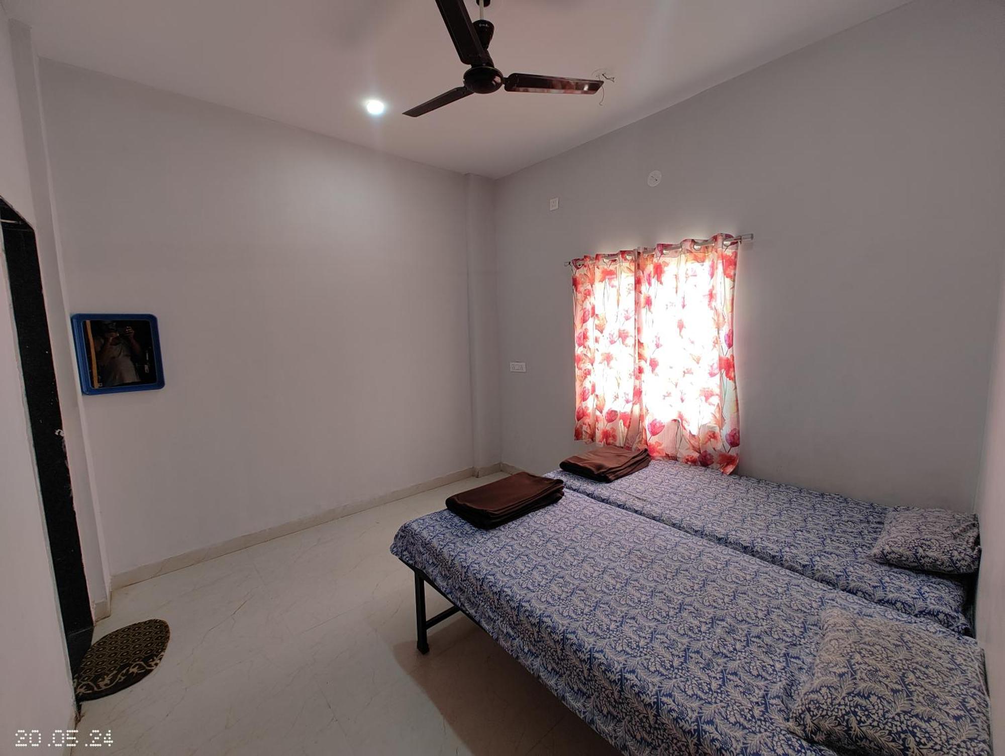 Aadishkti Bhakt Nivas Hotel Tuljapur Exterior foto